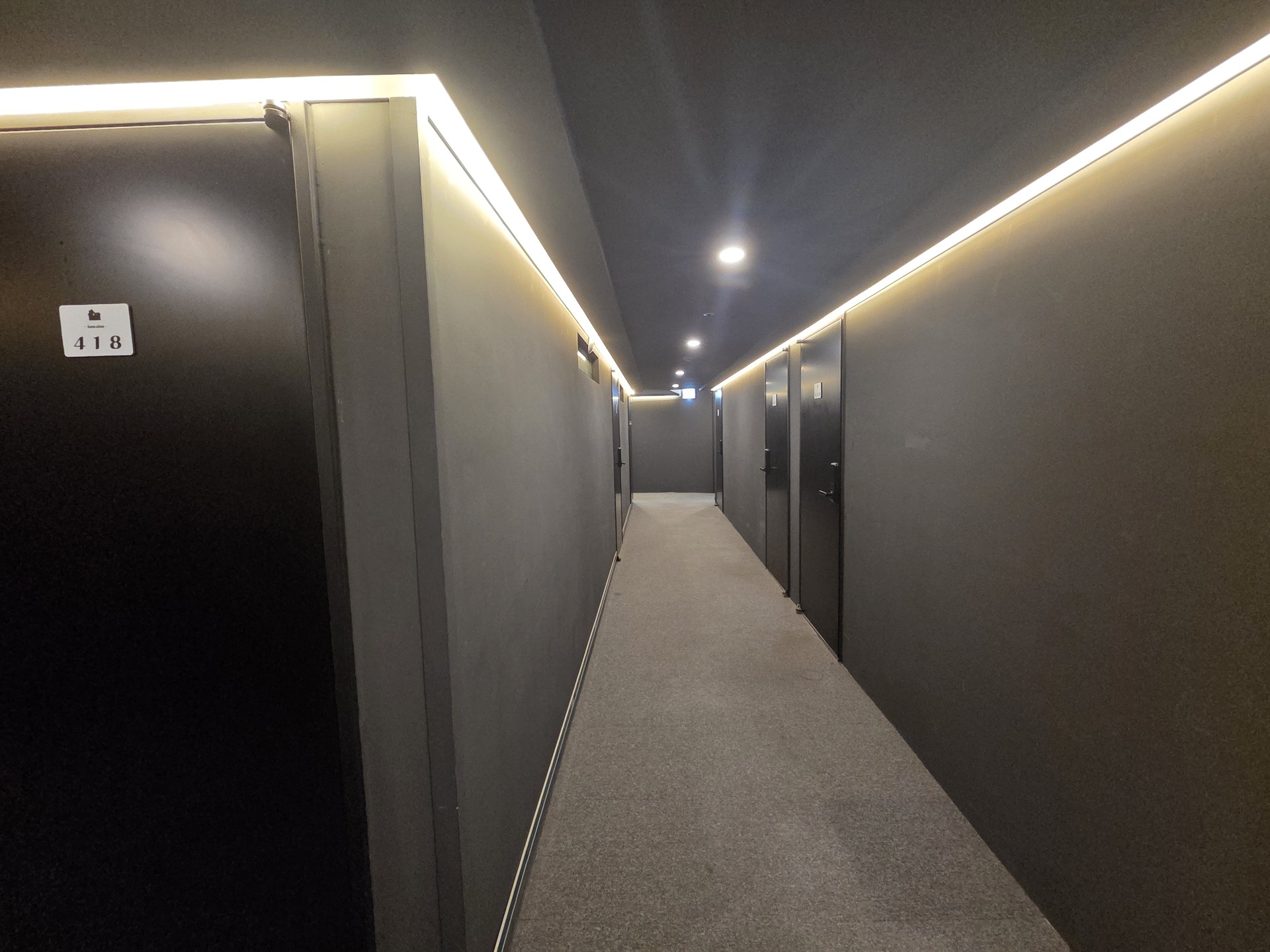 418호 방향 복도 — 골드 간접조명 라인