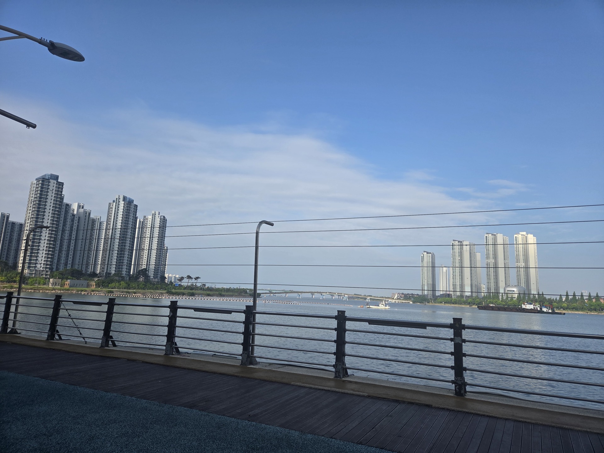 아침 — 건물 앞 데크 산책로