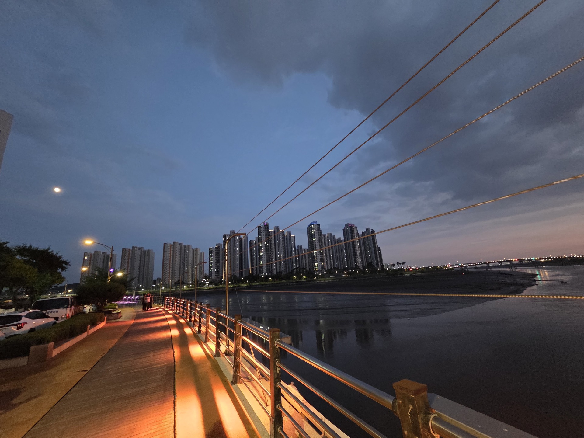 밤 — 달과 오렌지 LED 산책로