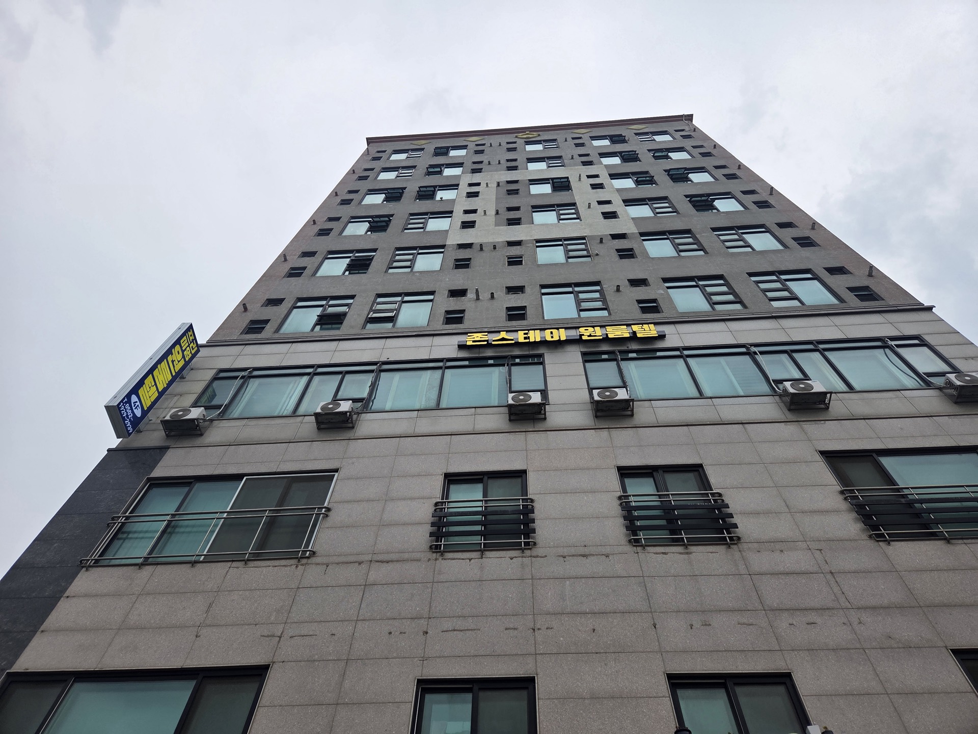 존스테이 원룸텔 건물 전경
